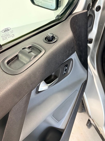 Ford Transit Custom 21 of 24