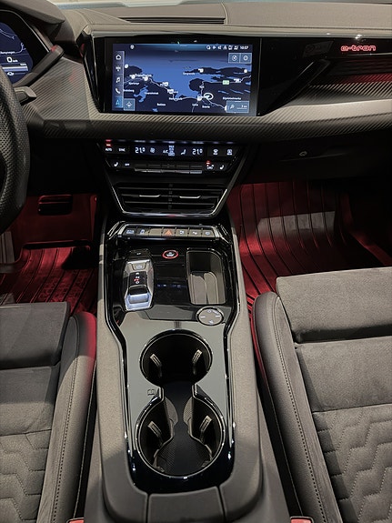 Audi e-tron GT 14 of 17