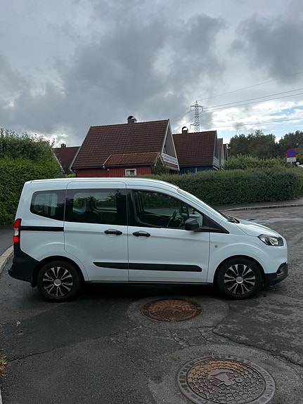 Ford Transit Courier 3 of 15