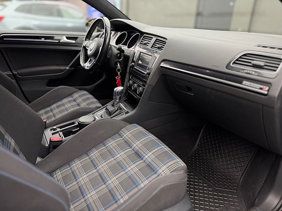 Volkswagen Golf VII 15 of 16
