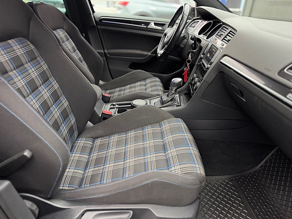 Volkswagen Golf VII 16 of 16