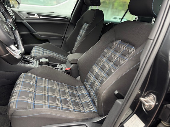 Volkswagen Golf VII 13 of 16
