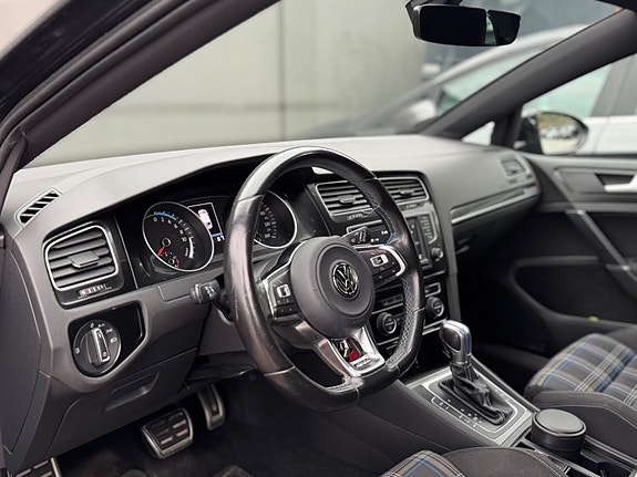 Volkswagen Golf VII 12 of 16