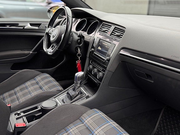 Volkswagen Golf VII 14 of 16