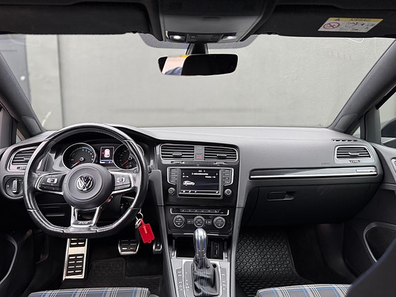 Volkswagen Golf VII 11 of 16
