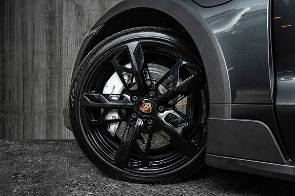 Porsche Taycan Turbo 13 of 30