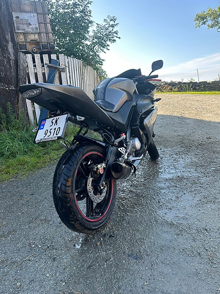 Yamaha YZF-R 125 2 of 10