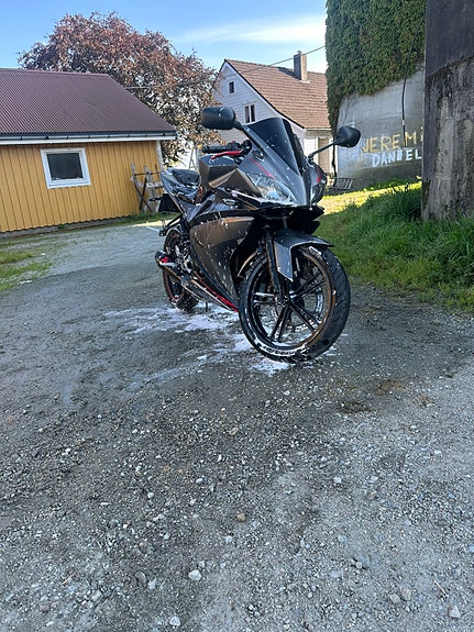 Yamaha YZF-R 125 4 of 10
