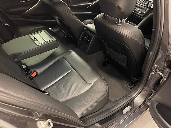 BMW 320d 30 of 30