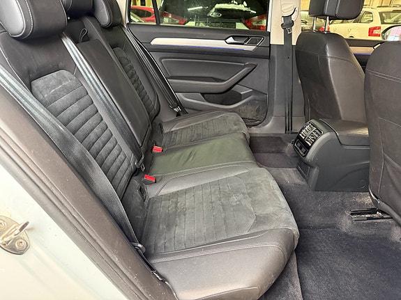 Volkswagen Passat 12 of 30