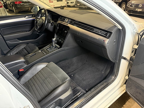 Volkswagen Passat 14 of 30