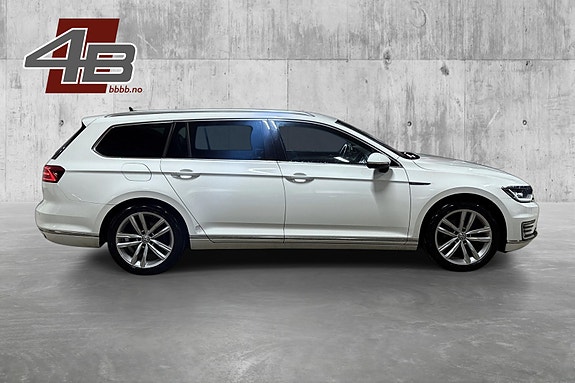 Volkswagen Passat 4 of 30