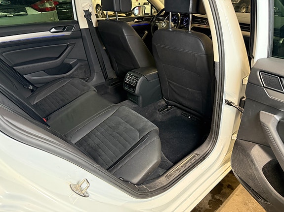 Volkswagen Passat 11 of 30