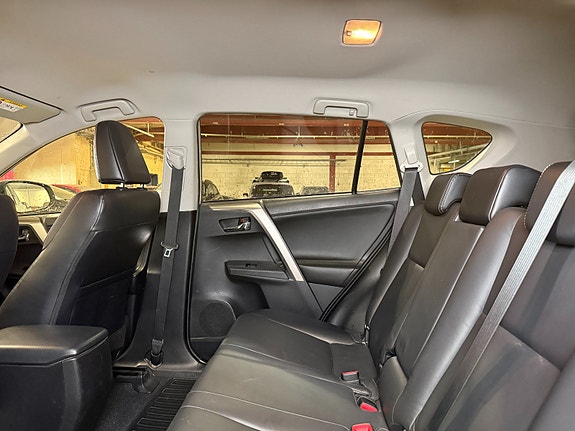 Toyota RAV4 17 of 30