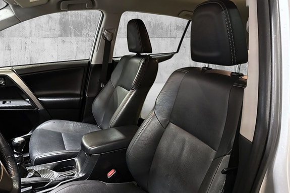 Toyota RAV4 8 of 30