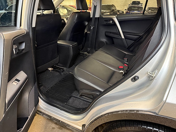 Toyota RAV4 15 of 30