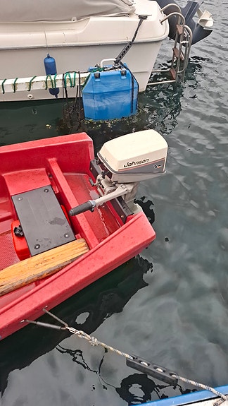Til salgs: en pålitelig Pioneer 10-båt i plast med Johnson-motor. 2 of 8