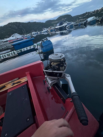 Til salgs: en pålitelig Pioneer 10-båt i plast med Johnson-motor. 7 of 8