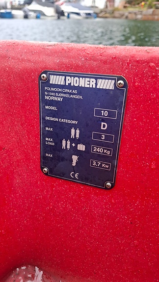 Til salgs: en pålitelig Pioneer 10-båt i plast med Johnson-motor. 3 of 8