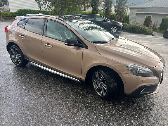 Volvo V40 Cross Country 3 of 30