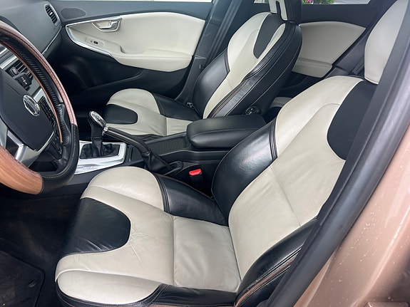 Volvo V40 Cross Country 13 of 30