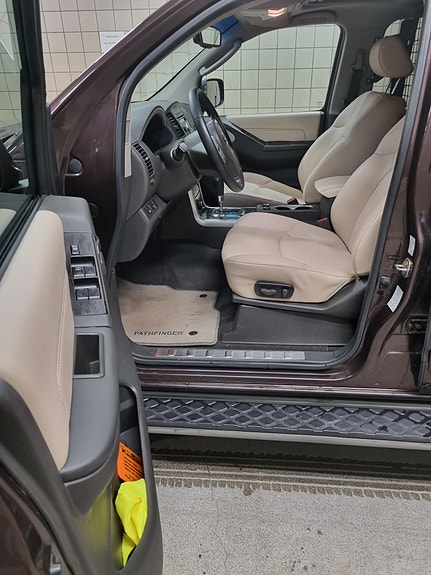 Nissan Pathfinder 25 of 30