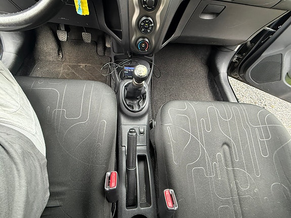 Toyota Yaris 7 of 18