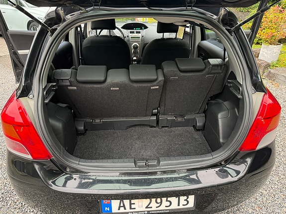 Toyota Yaris 11 of 18