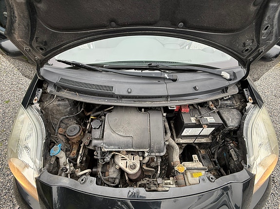 Toyota Yaris 4 of 18