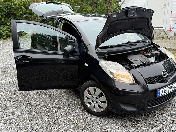Toyota Yaris 3 of 18