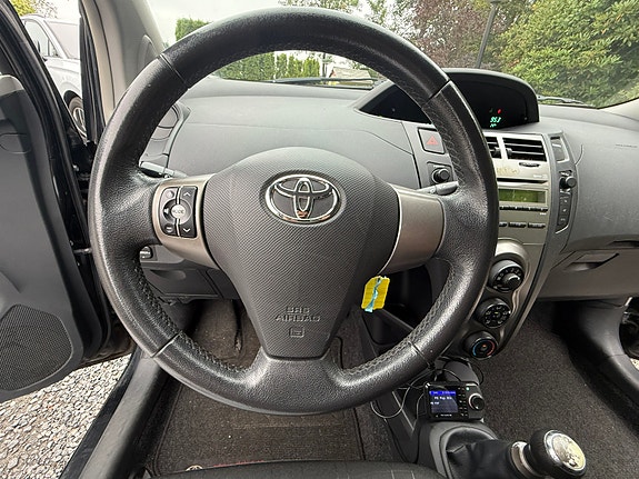 Toyota Yaris 5 of 18