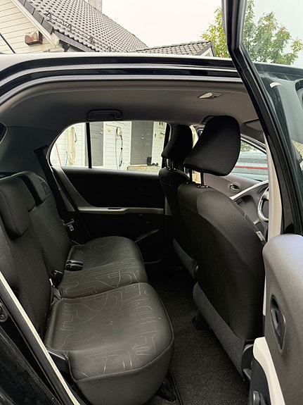 Toyota Yaris 13 of 18