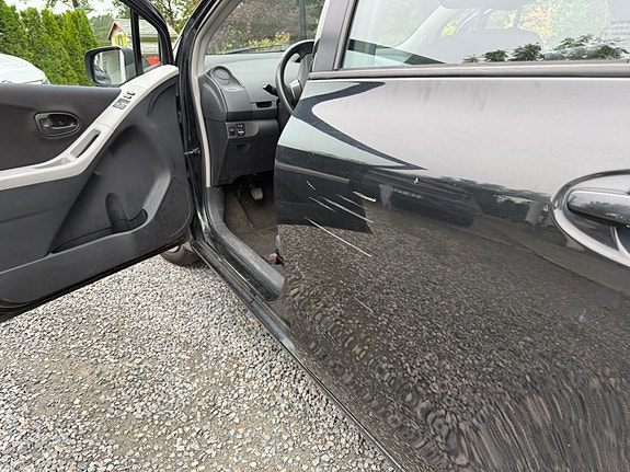 Toyota Yaris 9 of 18