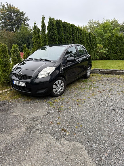 Toyota Yaris 2 of 18