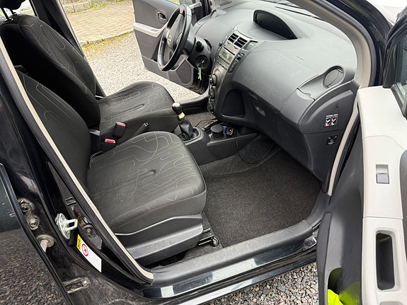 Toyota Yaris 14 of 18