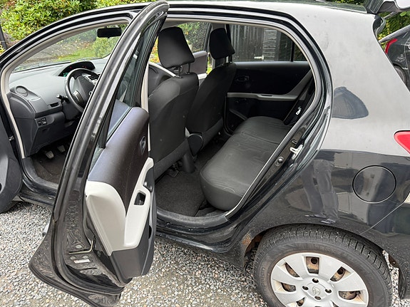 Toyota Yaris 10 of 18