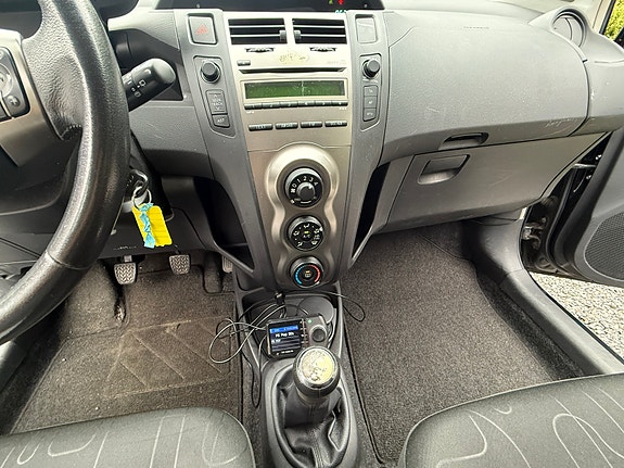 Toyota Yaris 8 of 18