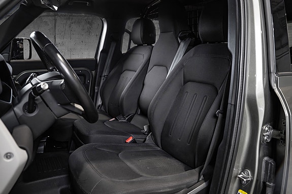Land Rover Defender 110 21 of 30