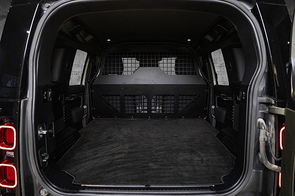 Land Rover Defender 110 16 of 30