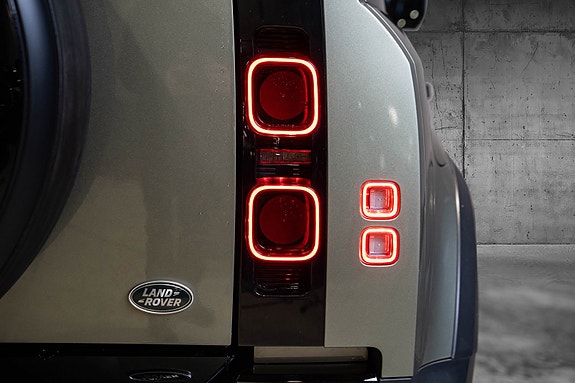 Land Rover Defender 110 18 of 30