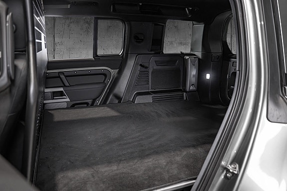 Land Rover Defender 110 14 of 30