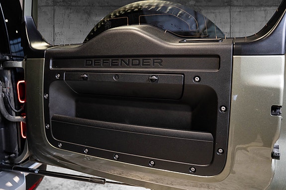 Land Rover Defender 110 15 of 30
