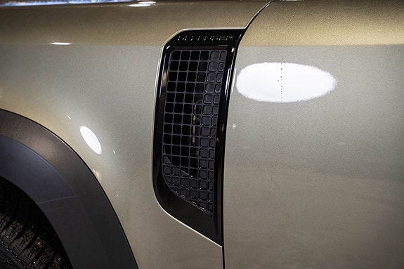 Land Rover Defender 110 11 of 30