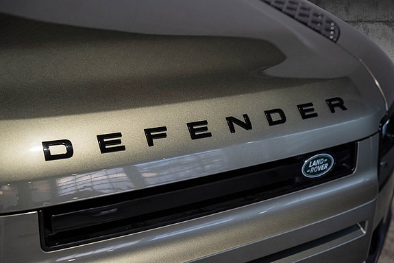 Land Rover Defender 110 12 of 30