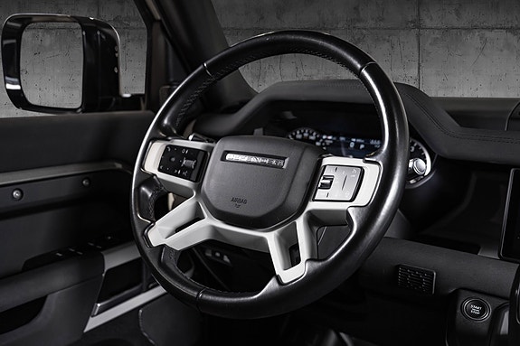 Land Rover Defender 110 26 of 30