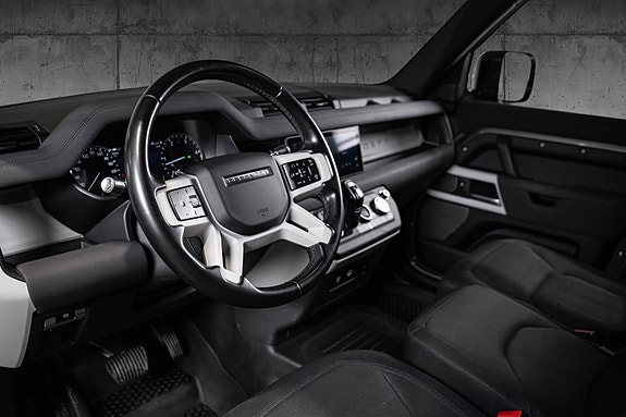 Land Rover Defender 110 25 of 30