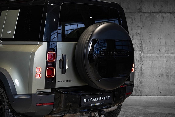 Land Rover Defender 110 17 of 30