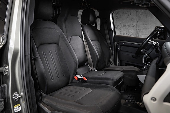 Land Rover Defender 110 23 of 30