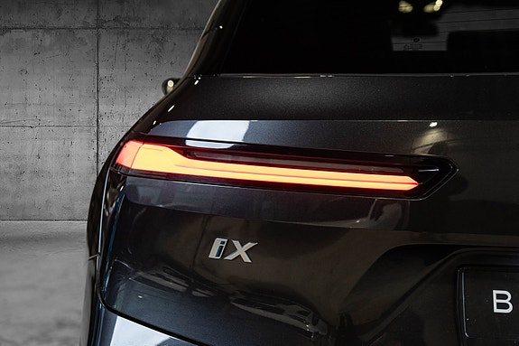 BMW iX 11 of 30