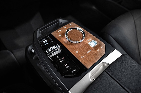 BMW iX 27 of 30